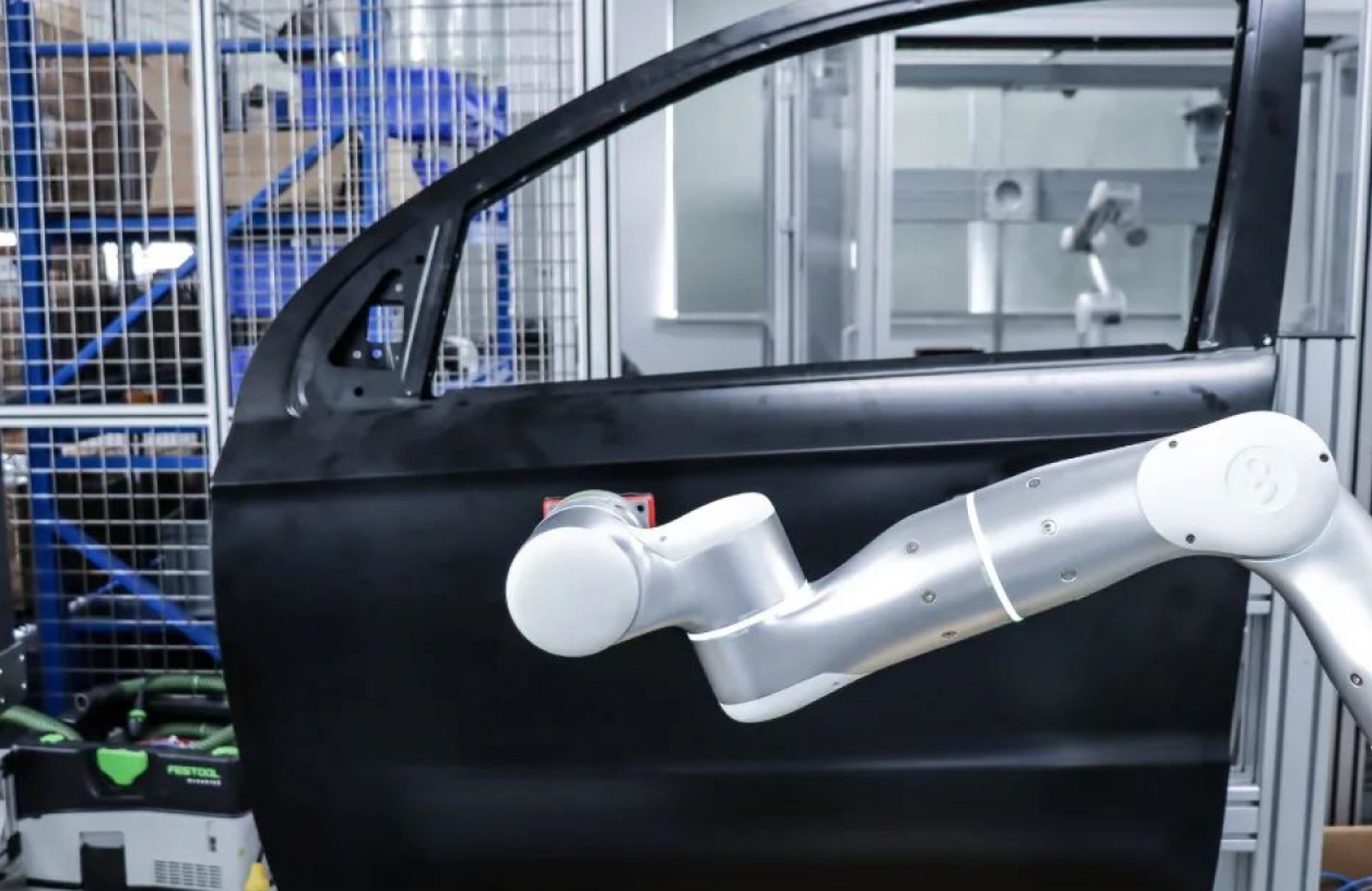 Grinding application involves different polishing or grinding tools. The tool could be passive, motorized, or even pneumatic. The way you choose the right tool usually depends on the shape of the objects. It could be flat surfaces, curved surfaces, or an edge. 
